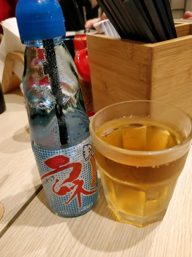 波子汽水及蘋果汁