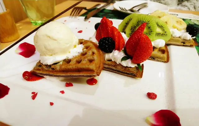 紫薯窩夫配雲呢拿Movenpick雪糕 Purple Potato Waffle with Vanilla Ice-cream