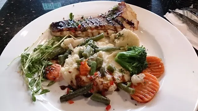 香煎比目魚配黑醋汁，跟薯菜