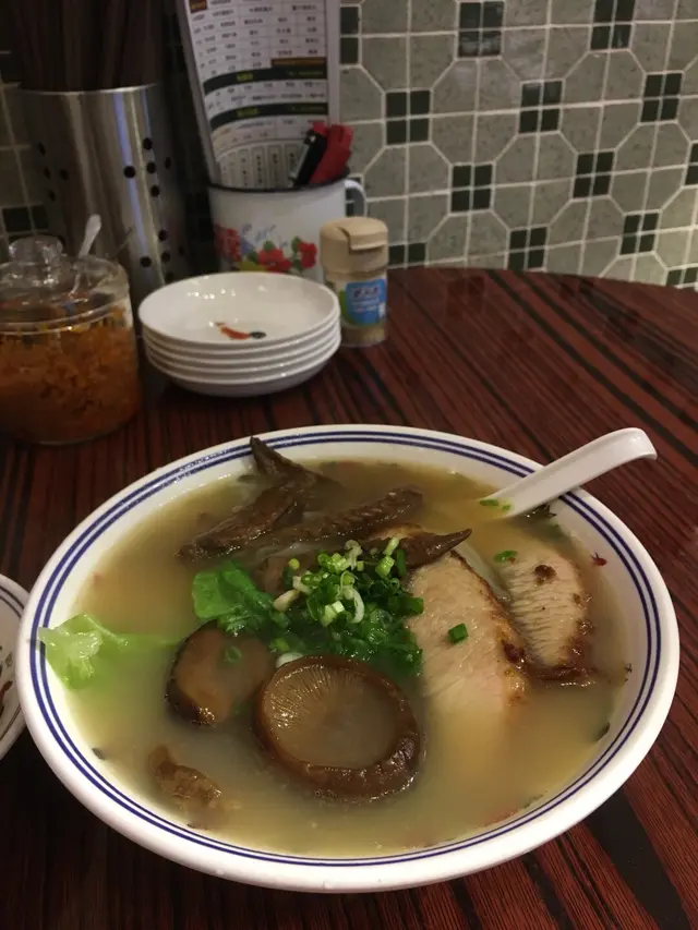 河粉較厚身,係有咬口煙韌嘅靚河粉; 雞翼尖滷得入味,有4、5隻;花菇同樣燜得透又入味,有4、5粒;醬燒豬頸肉又滑又juicy又入味,有3片;湯底揀左腩汁,所以好夠味。