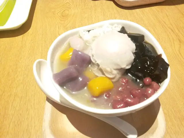 材料豐富，有薏米、涼粉、紅豆、雙色芋圓和芋茸
