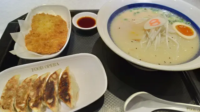 豬扒餃子拉麵