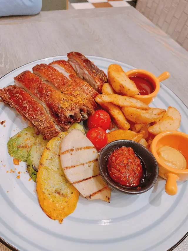 乳豬件的確做到香脆口感,肉不多,少少乾,口味偏重