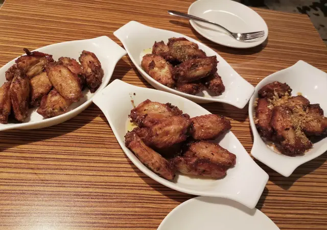 第一轉唔洗叫，等咗幾個字終於每枱上４款先，每款８隻
蜜糖雞翼﹑椒鹽雞翼﹑香蒜雞翼﹑香草雞翼。４款都好好食！