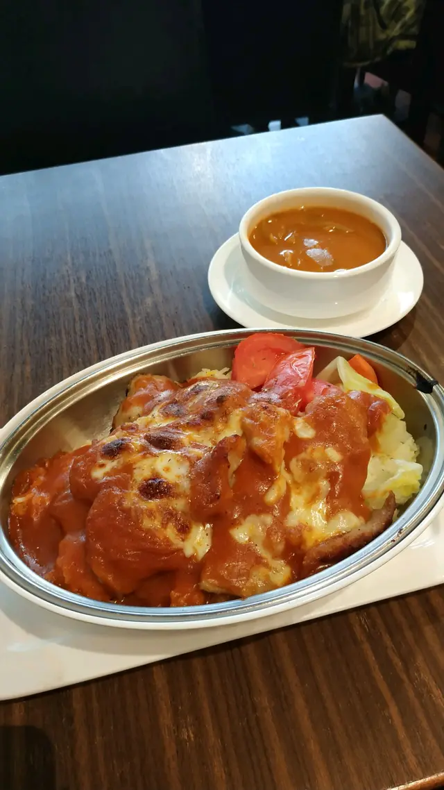 招牌焗豬扒飯,羅宋湯,熱咖啡