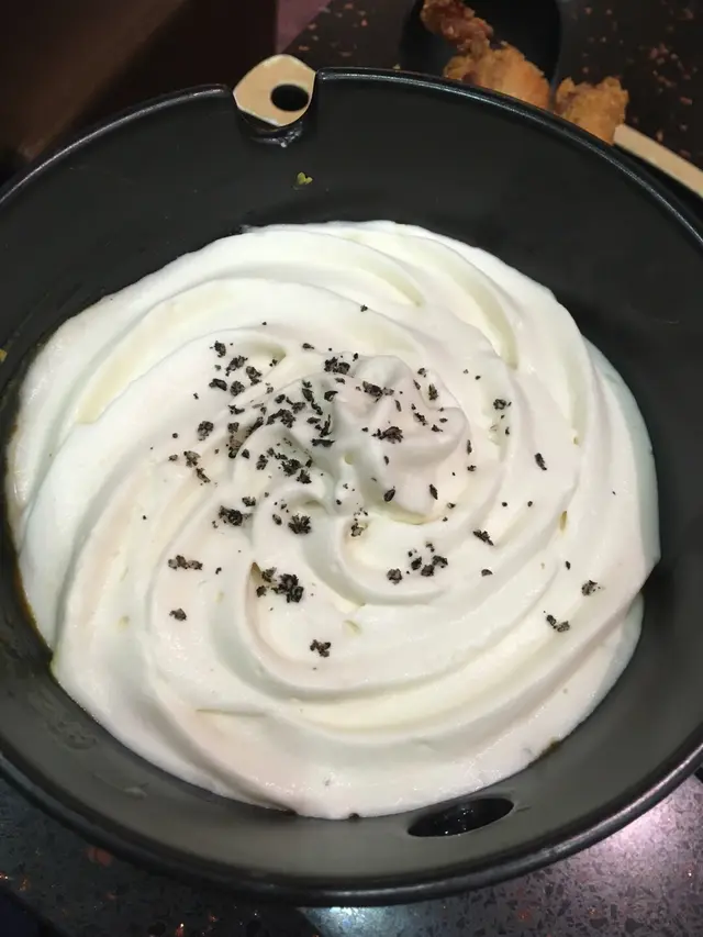 上層有打發起泡嘅cream,食嘅時候將佢同底下嘅咖喱烏冬撈勻,咖喱當中嘅椰汁味好突出,配埋cream做到香濃柔滑嘅口感,而讚岐烏冬,食落彈牙,同湯底非常配搭!至於炸雞,係有三隻雞鎚,外皮酥脆,內裏仲保留到肉汁,雞肉嫩滑~