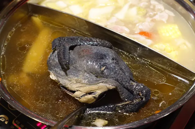 所謂美人鍋,選用竹絲雞、桃膠、紅棗、龍眼肉及中藥材的湯底,滋補養顏!