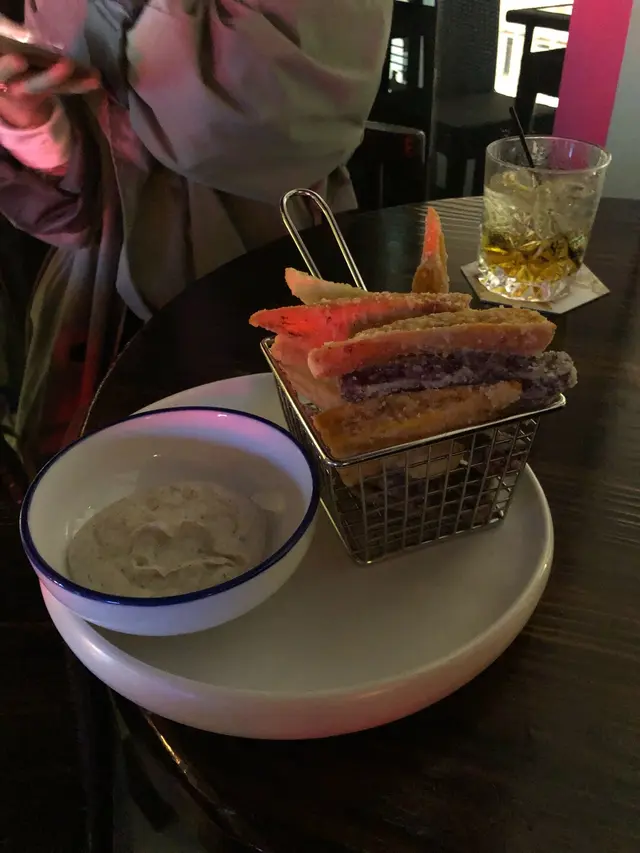 由白薯、紫薯同蕃薯條配黑松露醬