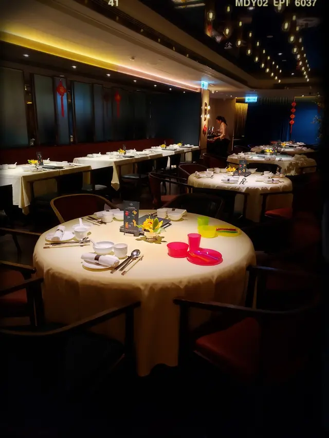 中央排出兩行圓枱