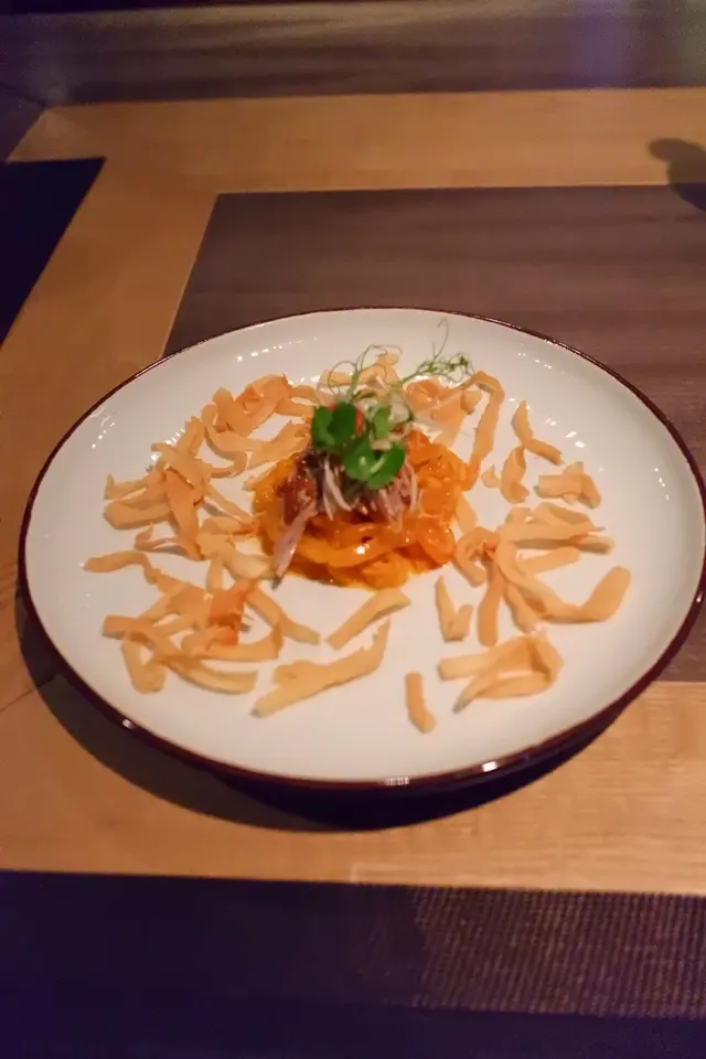 手撕法國鵪鶉伴海膽汁海蜇