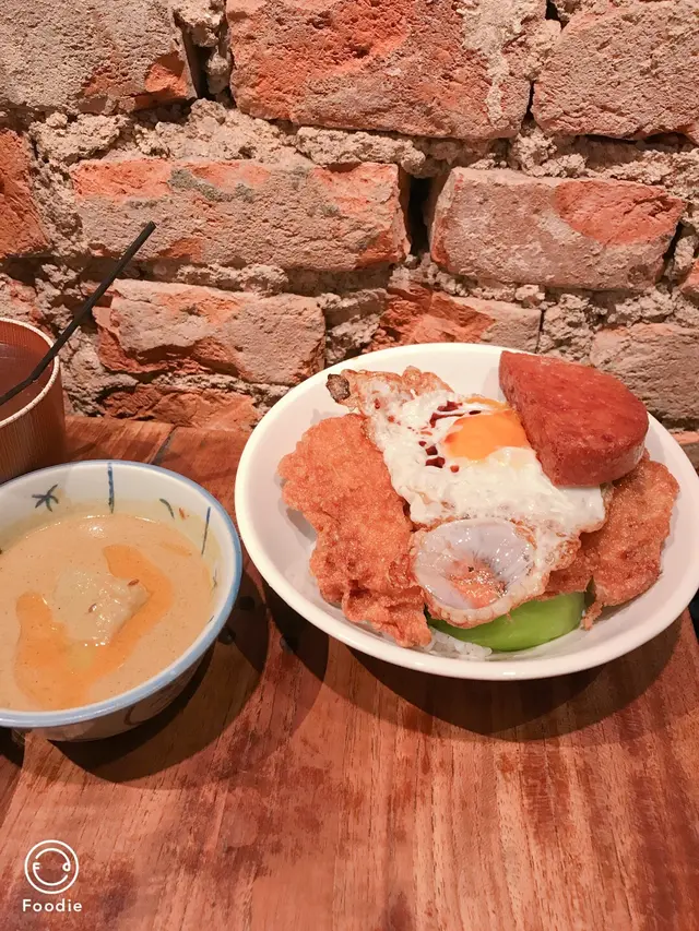 咖哩特製豬扒飯$60再追加午餐肉$10,煎蛋$8