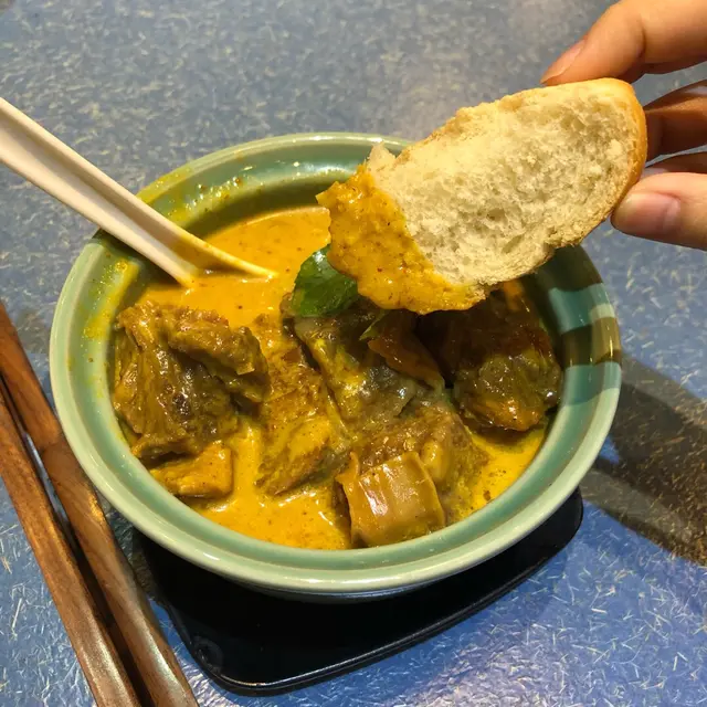 咖哩鮮牛腩煲 配法包