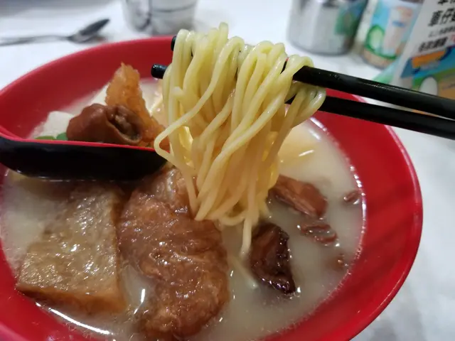 猴子鍾意食油麵，貪佢夠彈牙。