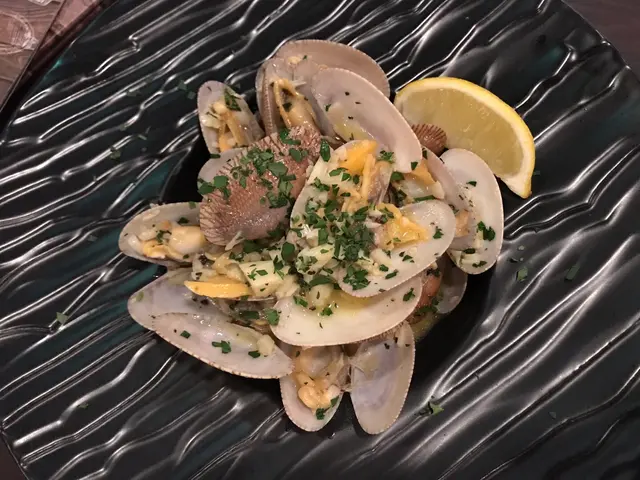 蒜蓉香椒白酒牛油汁煮蜆