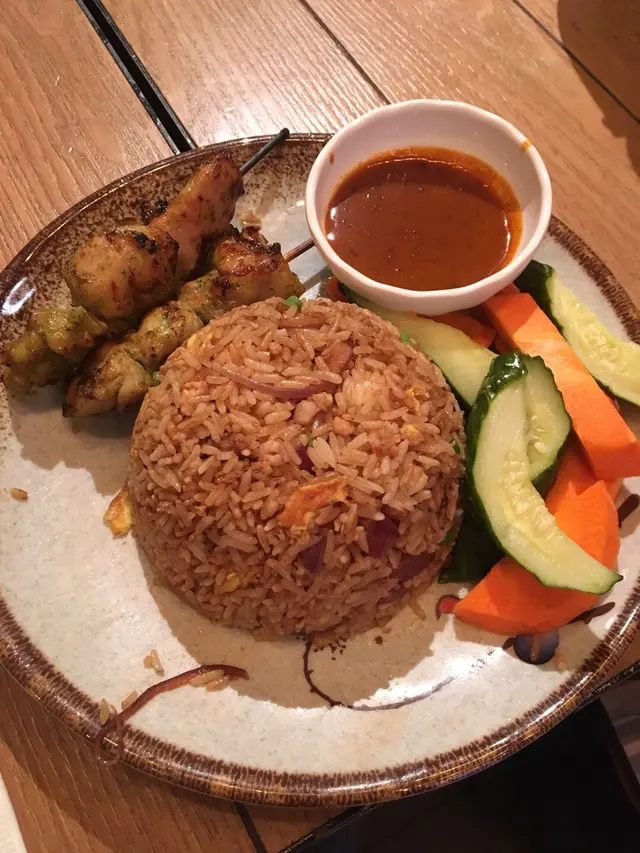 串燒雞本身已經有用香料燒製，燒完雞肉依然滑嫩，配埋沙嗲醬，鹹甜俱備！而泰炒飯鑊氣十足，裏面配有洋蔥、蛋花、青豆同臘肉，仲有醬汁調味，單單食個飯已經好好食，配埋串燒雞更加滿足🤤👍🏻！