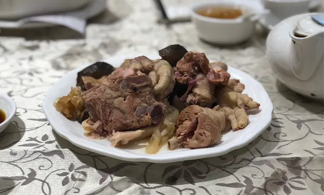 湯渣種類多，肉質不會太難入口，亦有螺以及花膠，非常抵食！