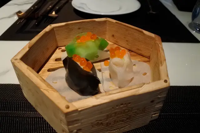 三文魚子鳳眼餃 