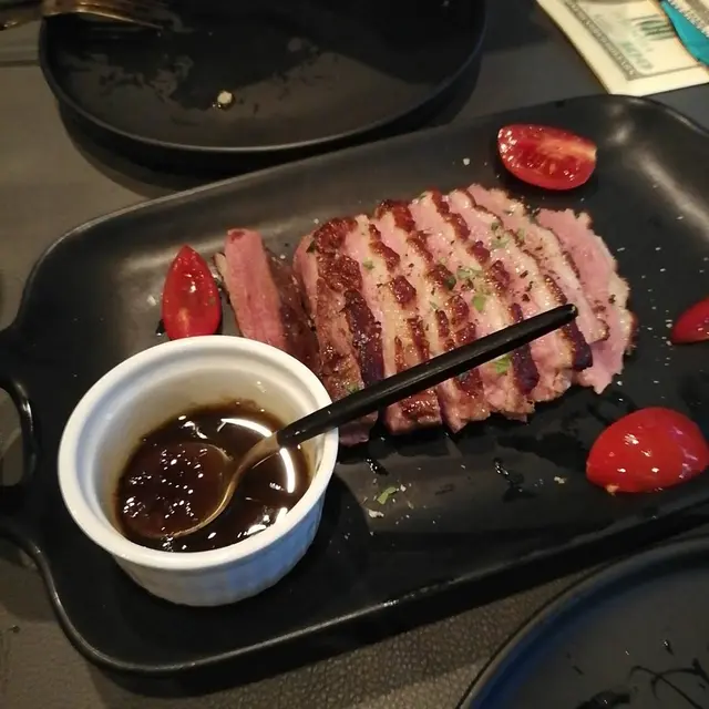 香煎法國鴨胸配香橙蜜糖汁