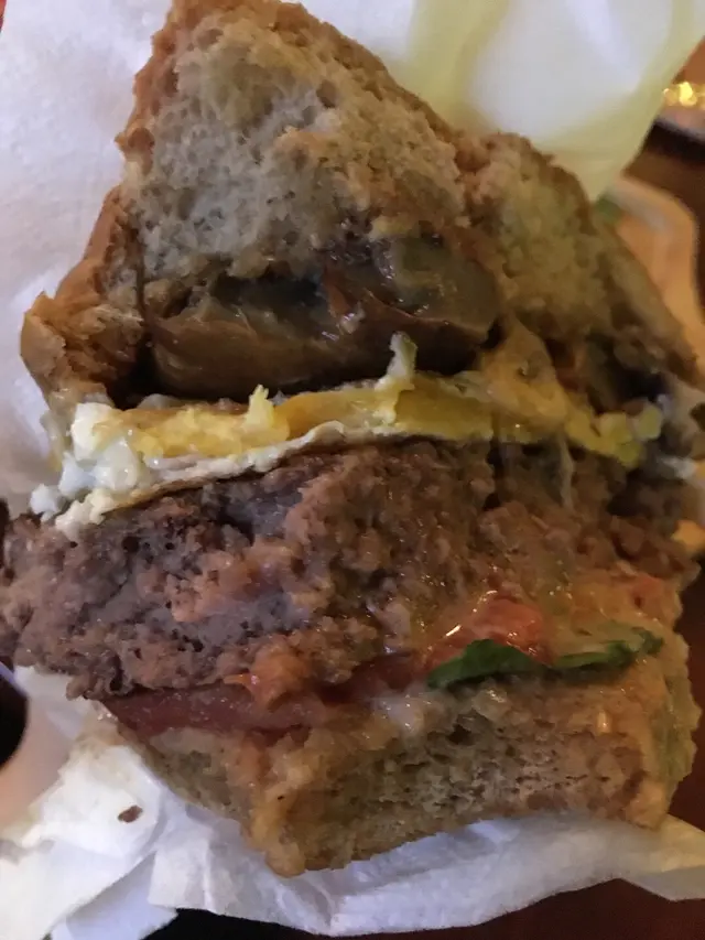 牛肉分量十足，目測最少有一寸厚，牛肉食落去仍然好juicy，另外配有大啡菇、煎蛋、芝士、蕃茄、生菜等配料，當中的煎蛋煎到八成熟，蛋黃冇熟到變老，無流心效果，咬落去啲蛋黃唔會流到周圍都係。大啖將成個漢堡食，所有配料融合，非常好食多汁，係我食咁多間漢堡之中，呢間餐廳嘅漢堡，係我心目中係數一數二的，非常推薦！漢堡仲會配上薯角同沙律。