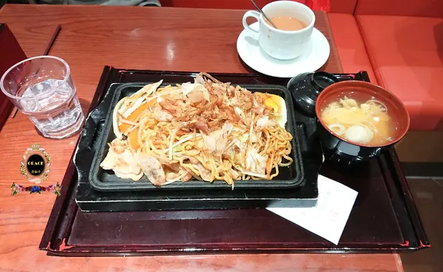 豬肉醬汁炒麵定食 + 熱奶茶
