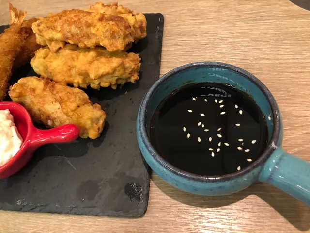 炸得酥脆嘅雞翼，
一咬下去，熱騰騰嘅肉汁便在口中溢出來，
蘸上照燒汁，香甜開胃。😌