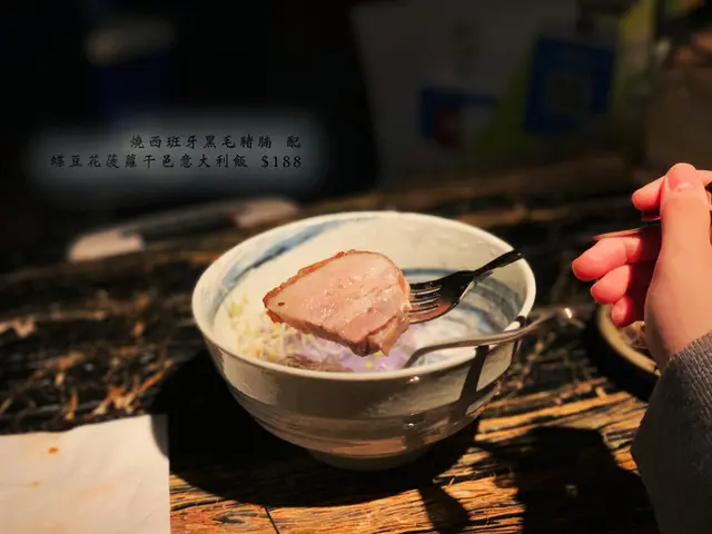 燒西班牙黑毛豬腩配蝶豆花菠蘿干邑意大利飯