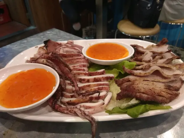 泰式醬燒原隻魷魚筒(左)/燒香茅豬頸肉(右)