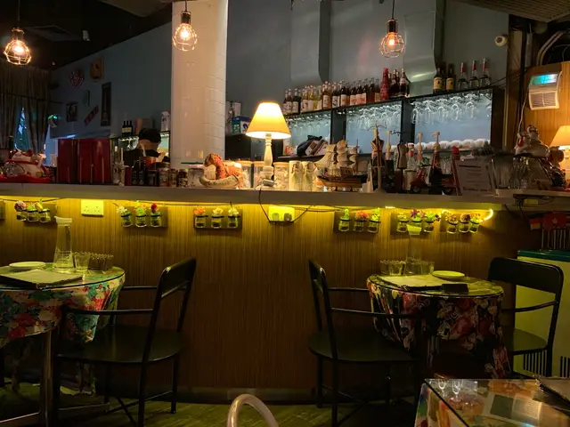 環境好寧靜，燈光暗暗地幾舒服。而且播住悠揚悅耳既音樂，令人不知不覺度過了兩小時。