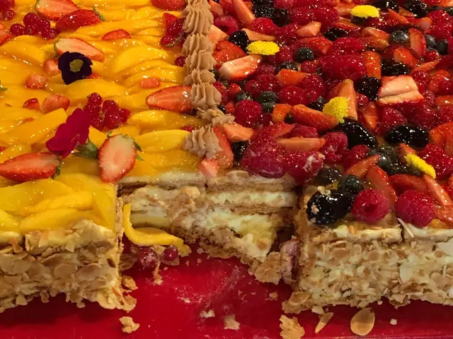  mango napoleon 及 mixed berry napoleon 左右並列，吸引度爆燈。