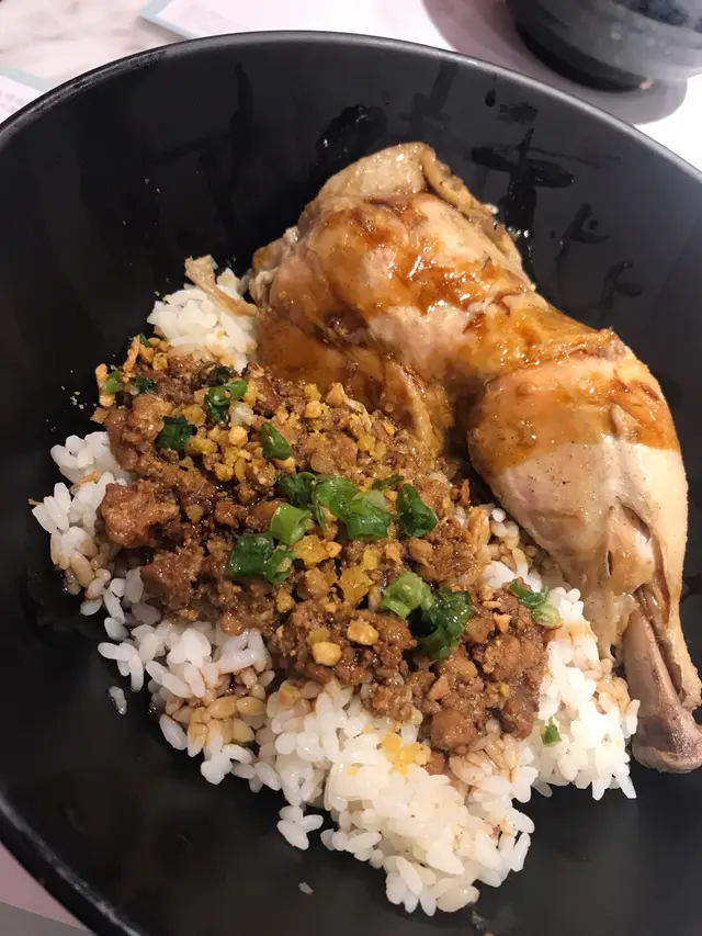 份量都唔細,成隻脾,肉燥好香,望落仲要係無肥肉的😁 一食⋯⋯好味呀!雞肉是軟軟的,不費吹灰之力啲肉就可甩出黎,味道亦不錯,雖然咸香味唔重,至於個肉燥,無論個味道同賣相,本人都好鐘意😋👍🏼