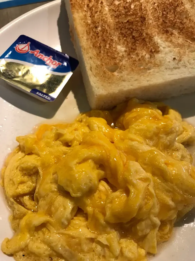 炒滑蛋配厚多士