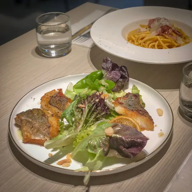 鱸魚外脆內軟,配上檸檬奶油醋汁沙律非常醒胃/意大利雞蛋人手製成的空心麵條柔韌有嚼口,加上醃肉鹹香豐腴令人回味