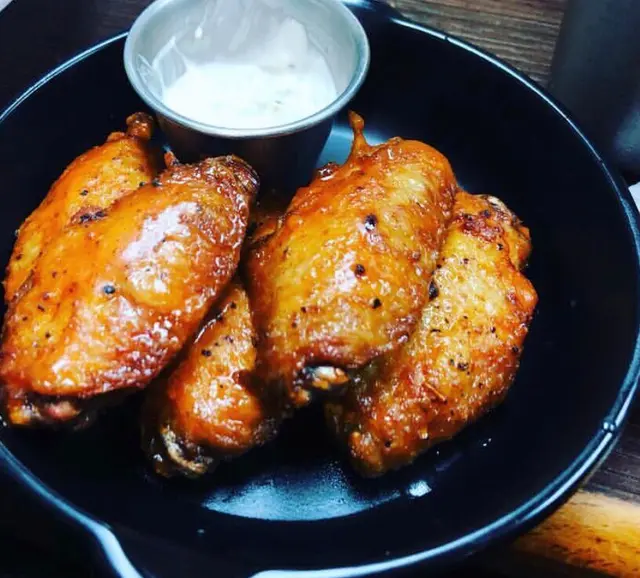 Buffalo  wings  with  Blue  cheese  dip  