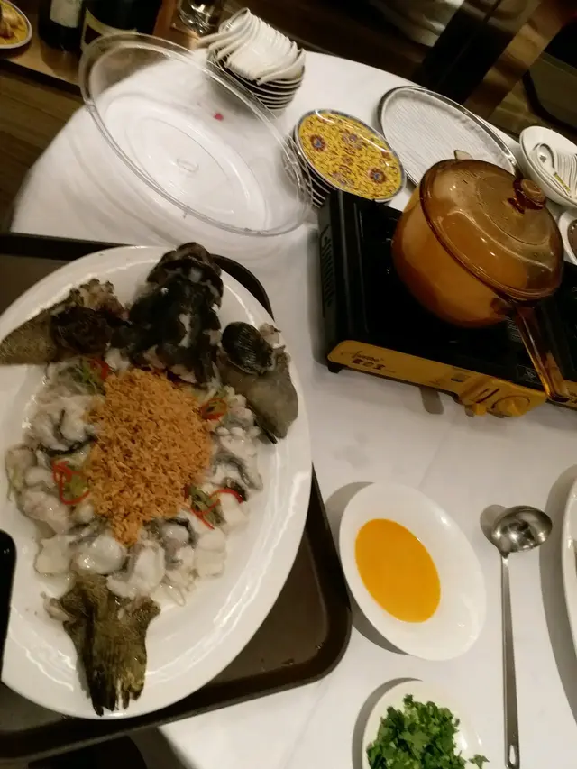 將龍蝦湯倒落蒸魚上，龍蝦的鮮味配合埋魚的味道，正呀！