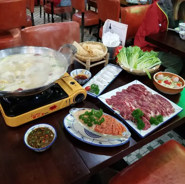 冬甫美人鍋(雞湯)($188)，即炸響鈴($58)，油麥菜($38)，芝士蝦丸(半份)($58)，黑松露餃($78)，極級封門柳(大)($288)，鴛鴦蚌($138)