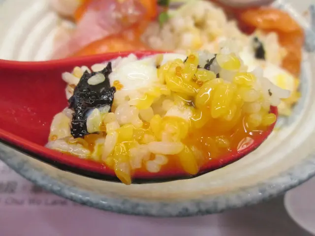 米飯中加了香菇和紫菜,沾上蛋汁,美味得很!