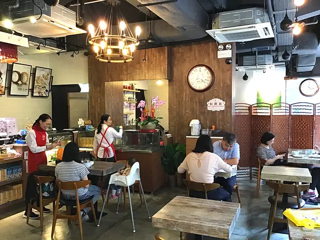 整體木系裝修設計,店內好靜,有種時尚高級感。
啲staff好nice好有禮貌又健談,你睇左邊果個傾到笑哂。