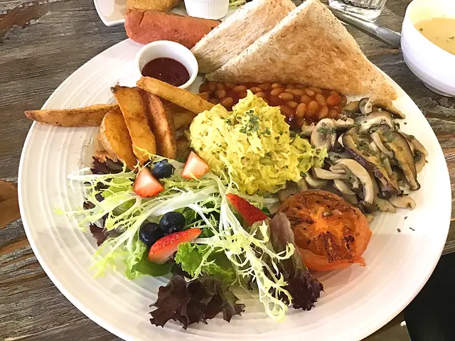 薯條係用炸薯圈既整法,所以特別香口/炒雜菌/蕃茄豆/烘麥方包/一般都比較少係沙律出現既士多啤利。最正係佢個炒素滑蛋同烤德國素肉腸!