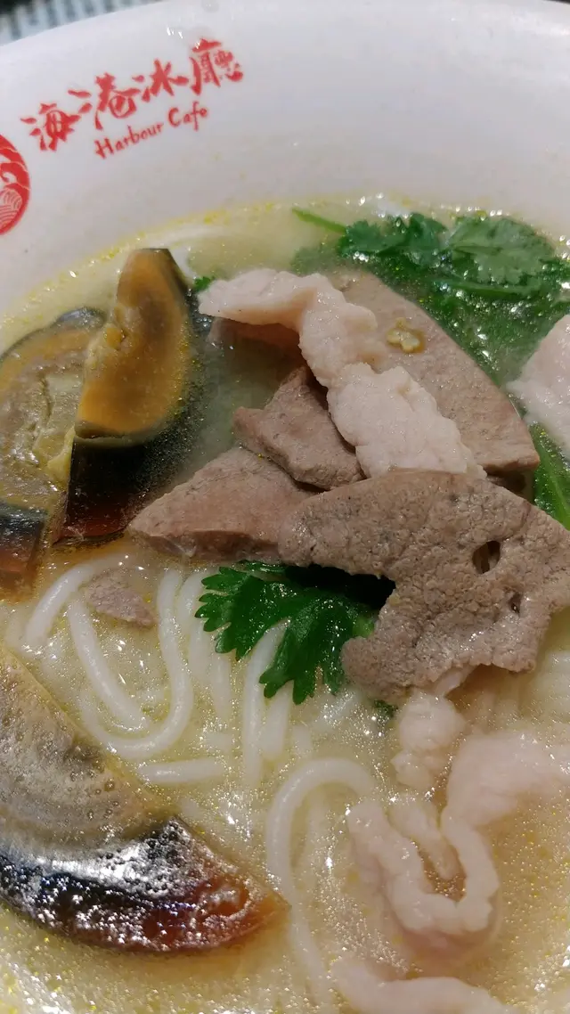 芫茜皮蛋鮮豬潤肉片湯米線