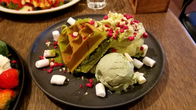 matcha waffle (half)