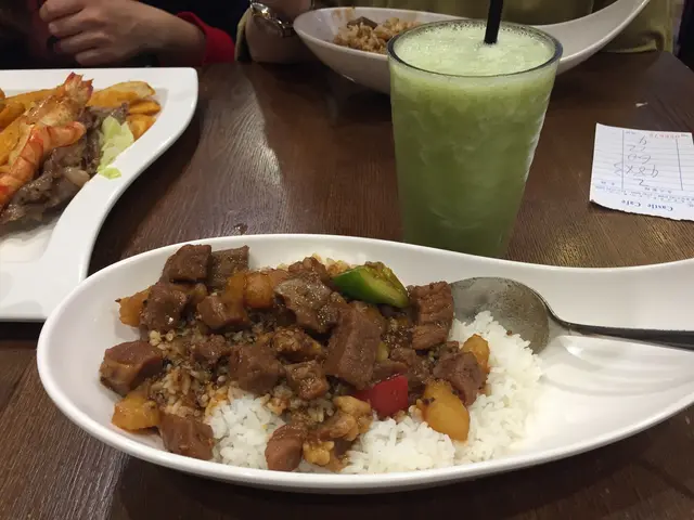 午市套餐：黑椒蒜香薯仔牛柳粒飯配特飲三青汁$60