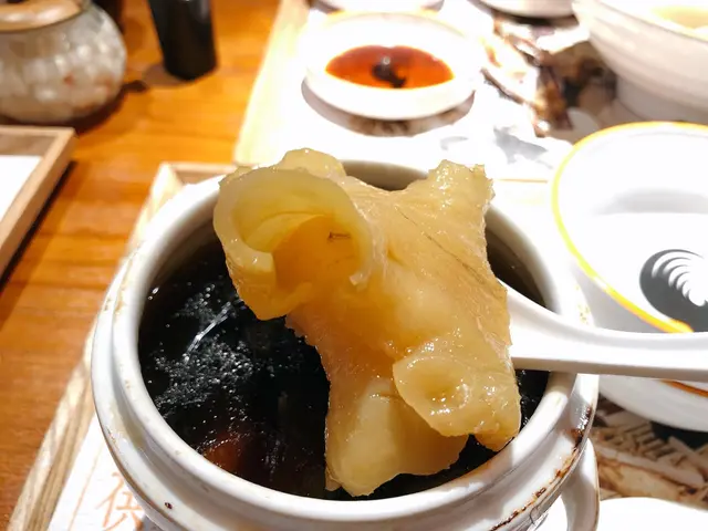蟲草花花膠百合燉雞骨湯
