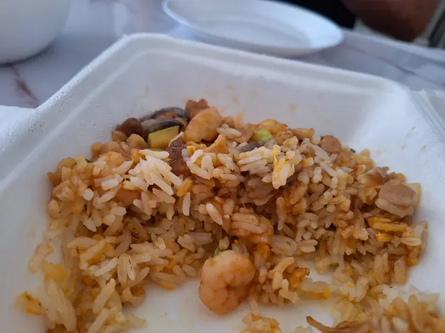 切一半讓大家睇清楚衹得半盒飯厚度