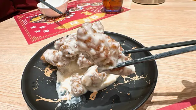 份量十足，一份有差不多7-8件！
蛋黃醬和煉奶煮成的沙拉醬，均勻地沾滿每一件酥炸排骨，鹹中帶甜，好惹味！🤤