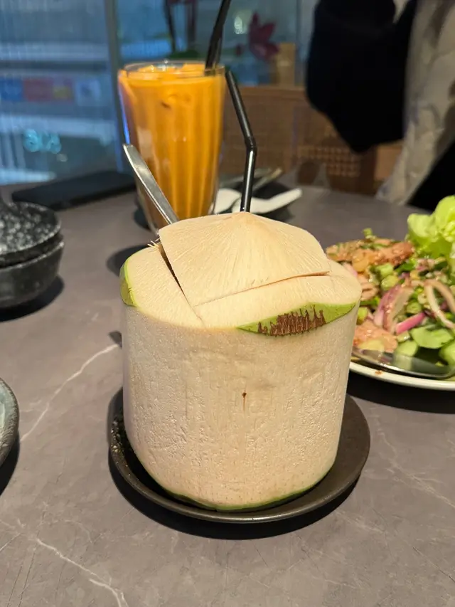 每次去泰國🇹🇭餐廳都必點 原個鮮椰青
冰凍清甜 （吃泰式辣到不行時 來一口～解呢