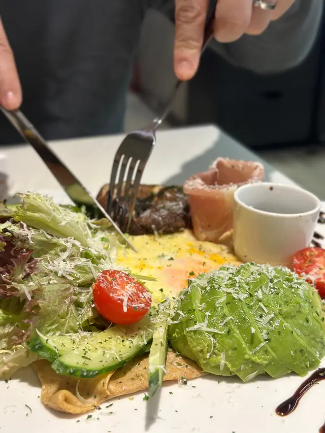 大啡菇。牛油果。可麗餅