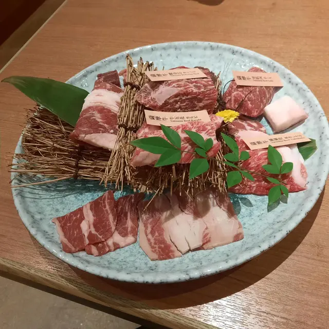 包含了腰脊芯、牛五花、涮涮燒和里肌肉這四款薩摩牛,還有美國和牛牛肋條、橫隔膜、嫩肩牛、上五花肉和鑽石紋牛小排