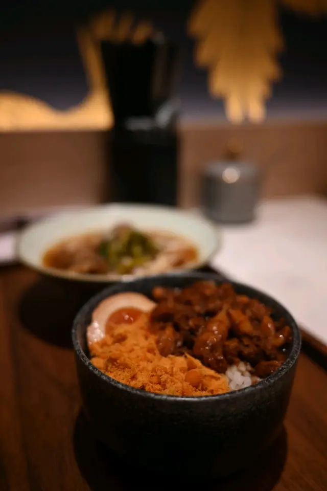 紅燒牛肉麵配古早滷肉飯