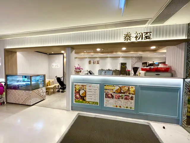 位於愉景新城側門旁邊