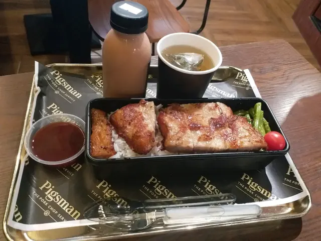 招牌威士忌BBQ豬扒飯，熱茉莉綠茶同伯爵港式奶茶